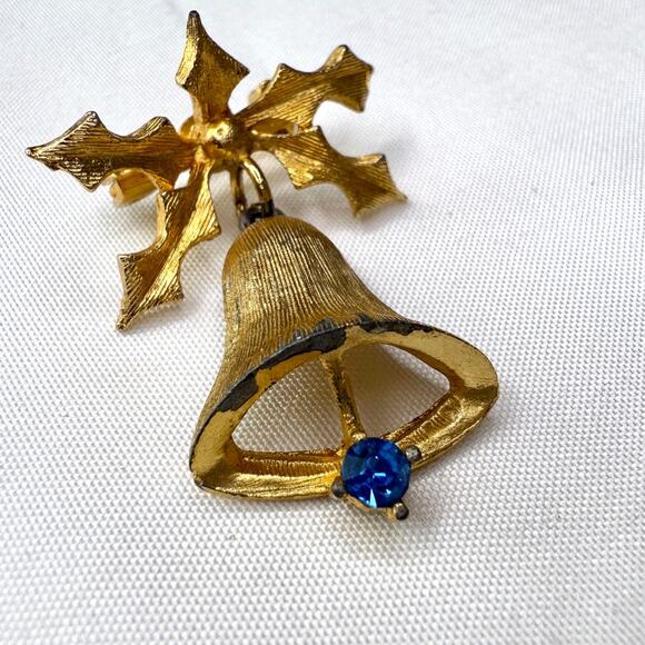 Vintage Dodds Christmas Bell Brooch Gold Tone Florentine Finish Blue Rhinestone - Picture 1 of 8